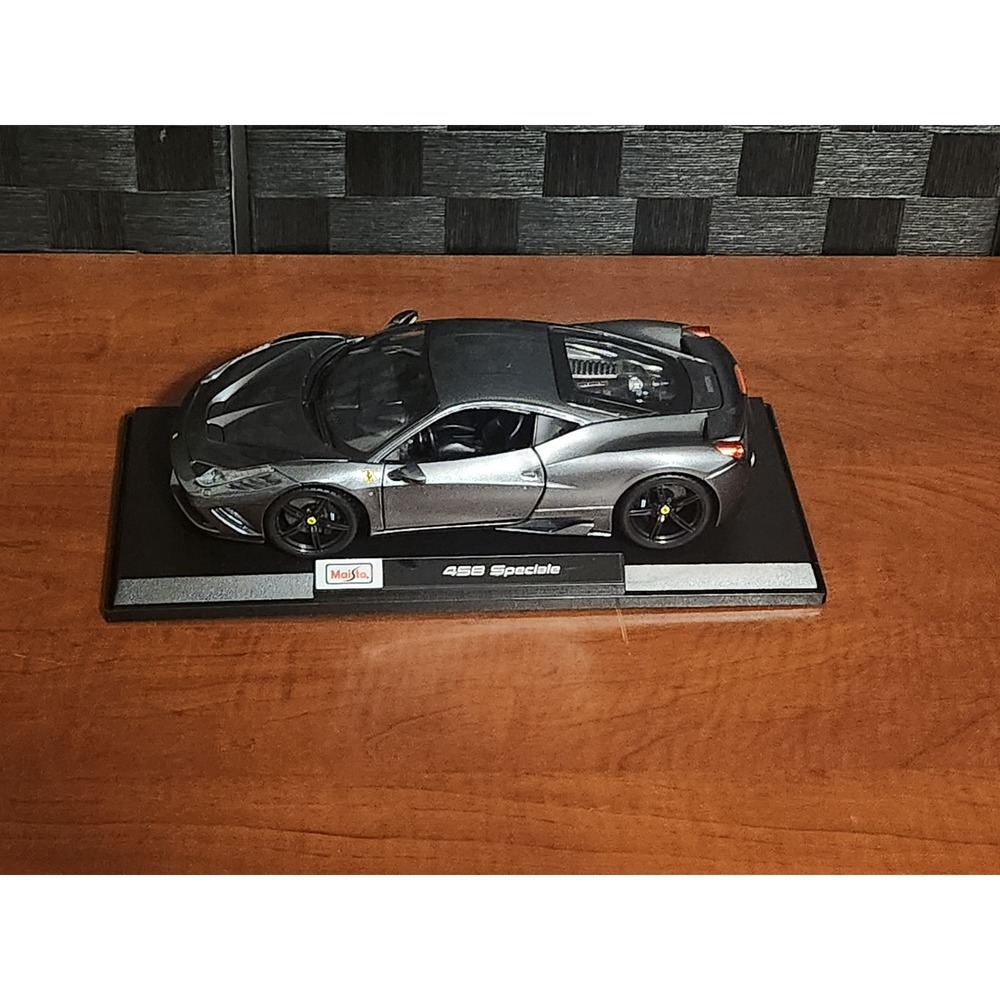 Maisto Ferrari 458 Speciale 1:18 Scale Diecast Model Car Metallic Grey